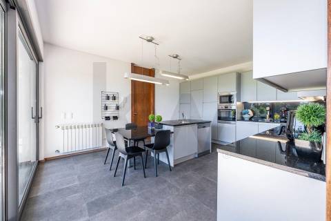 Moradia T4 térrea de construção recente com terreno em Serreleis, Viana do Castelo