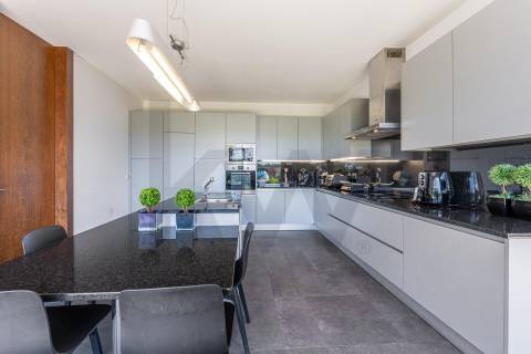 Moradia T4 térrea de construção recente com terreno em Serreleis, Viana do Castelo