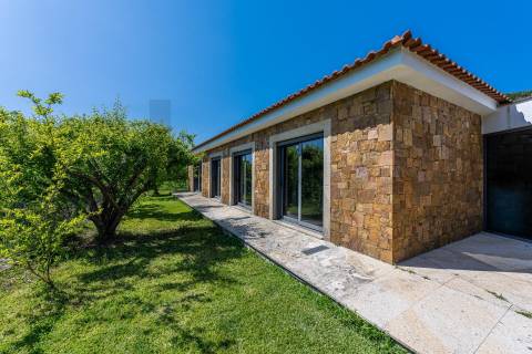 Moradia T4 térrea de construção recente com terreno em Serreleis, Viana do Castelo