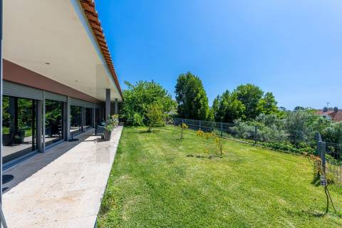 Moradia T4 térrea de construção recente com terreno em Serreleis, Viana do Castelo