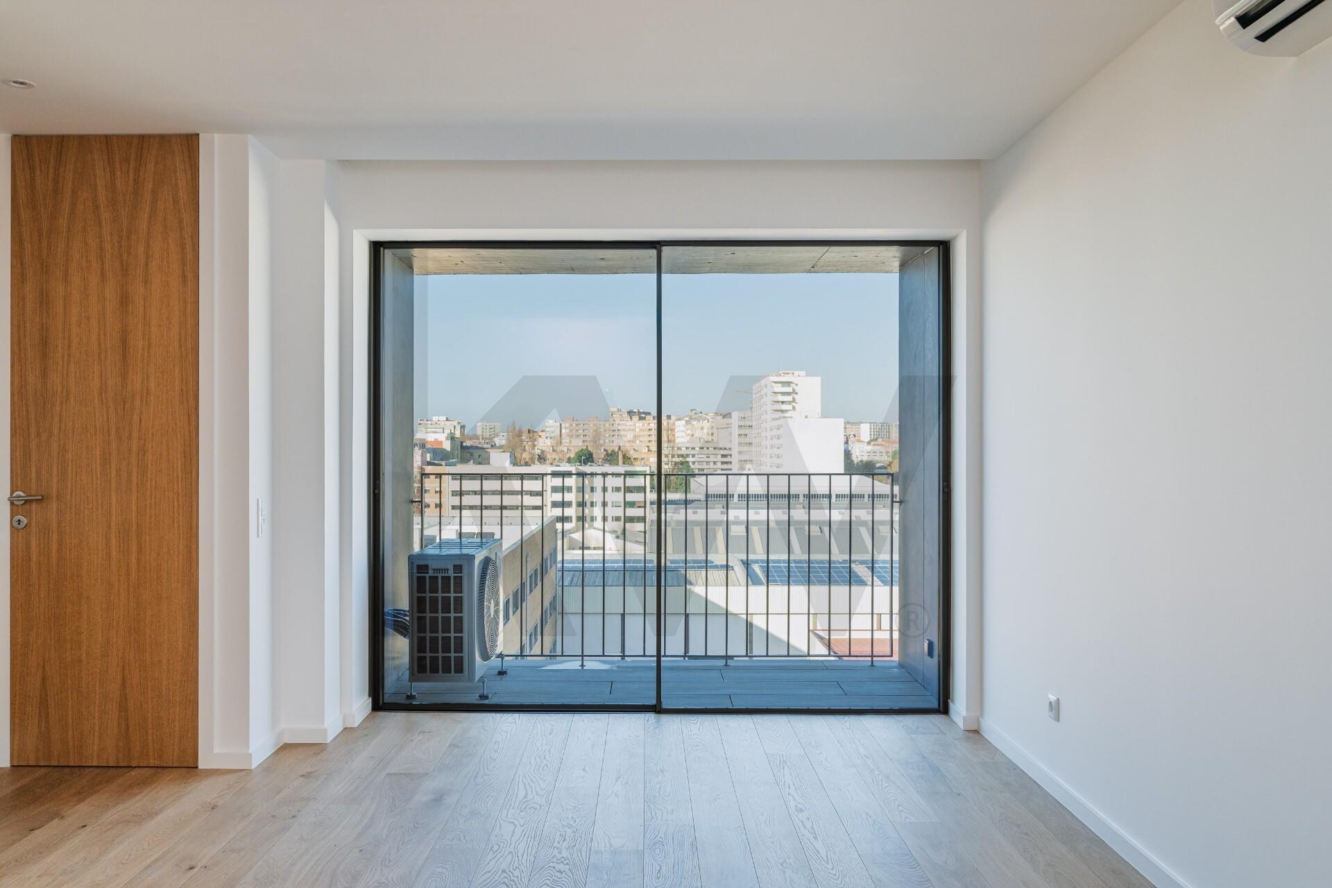Apartamento T2 com varanda e garagem para venda em Matosinhos Sul