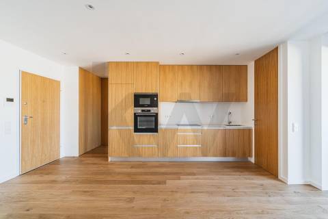 Apartamento T2 com varanda e garagem para venda em Matosinhos Sul