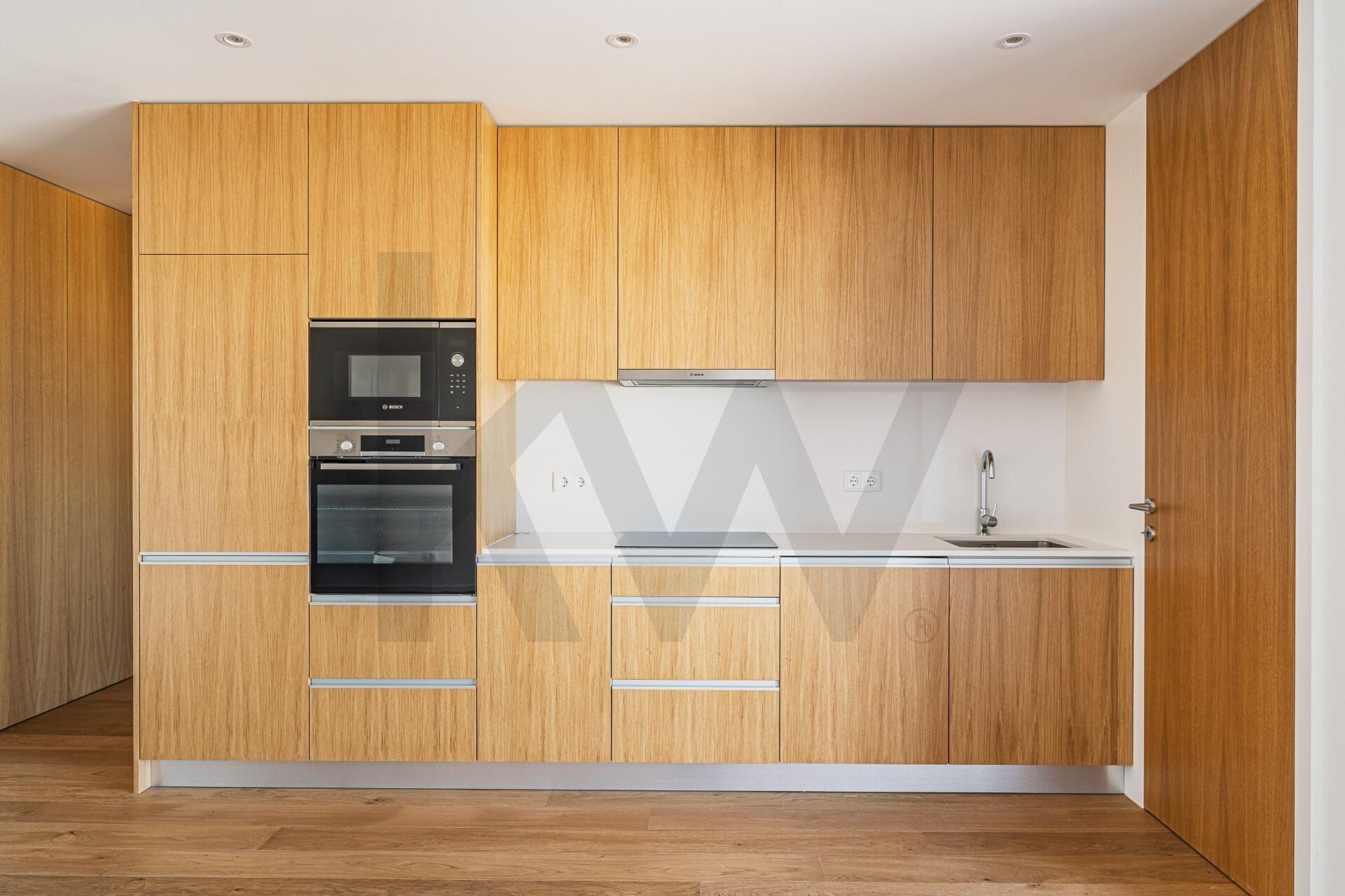 Apartamento T2 com varanda e garagem para venda em Matosinhos Sul