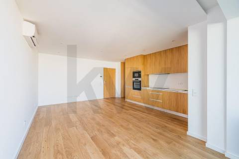 Apartamento T2 com varanda e garagem para venda em Matosinhos Sul