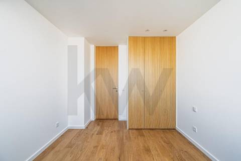 Apartamento T2 com varanda e garagem para venda em Matosinhos Sul
