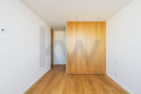 Apartamento T2 com varanda e garagem para venda em Matosinhos Sul