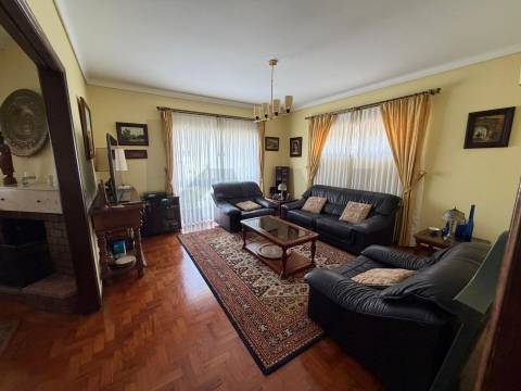 Moradia T5 exclusiva, onde conforto, espaço e qualidade de vida se encontram na perfeição.