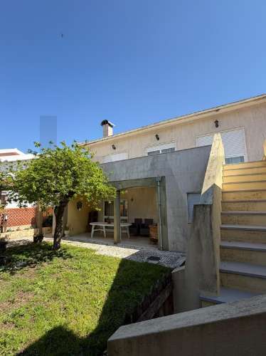 Moradia T5 exclusiva, onde conforto, espaço e qualidade de vida se encontram na perfeição.