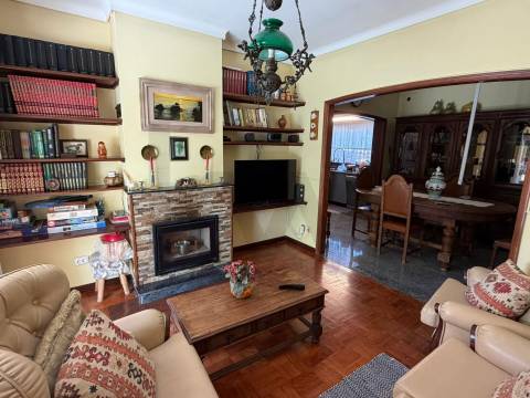 Moradia T5 exclusiva, onde conforto, espaço e qualidade de vida se encontram na perfeição.