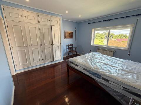 Moradia T5 exclusiva, onde conforto, espaço e qualidade de vida se encontram na perfeição.