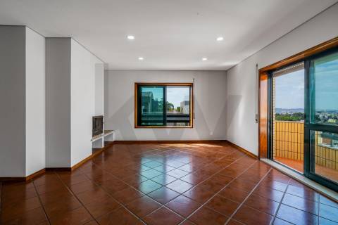 Apartamento T2 Renovado, com garagem e varandas em Baguim do Monte - Gondomar