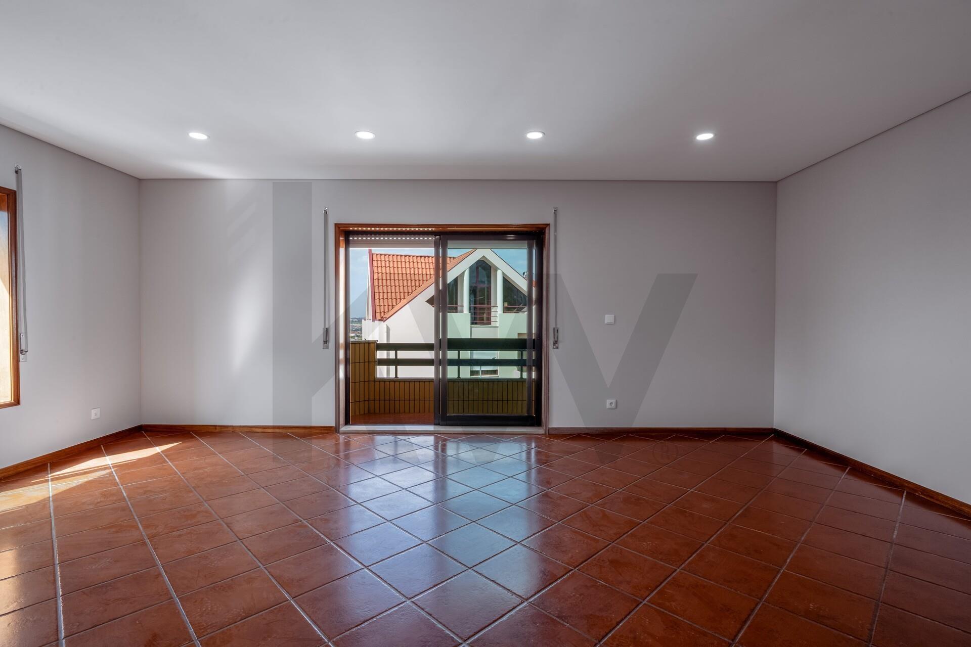 Apartamento T2 Renovado, com garagem e varandas em Baguim do Monte - Gondomar