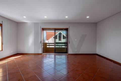 Apartamento T2 Renovado, com garagem e varandas em Baguim do Monte - Gondomar