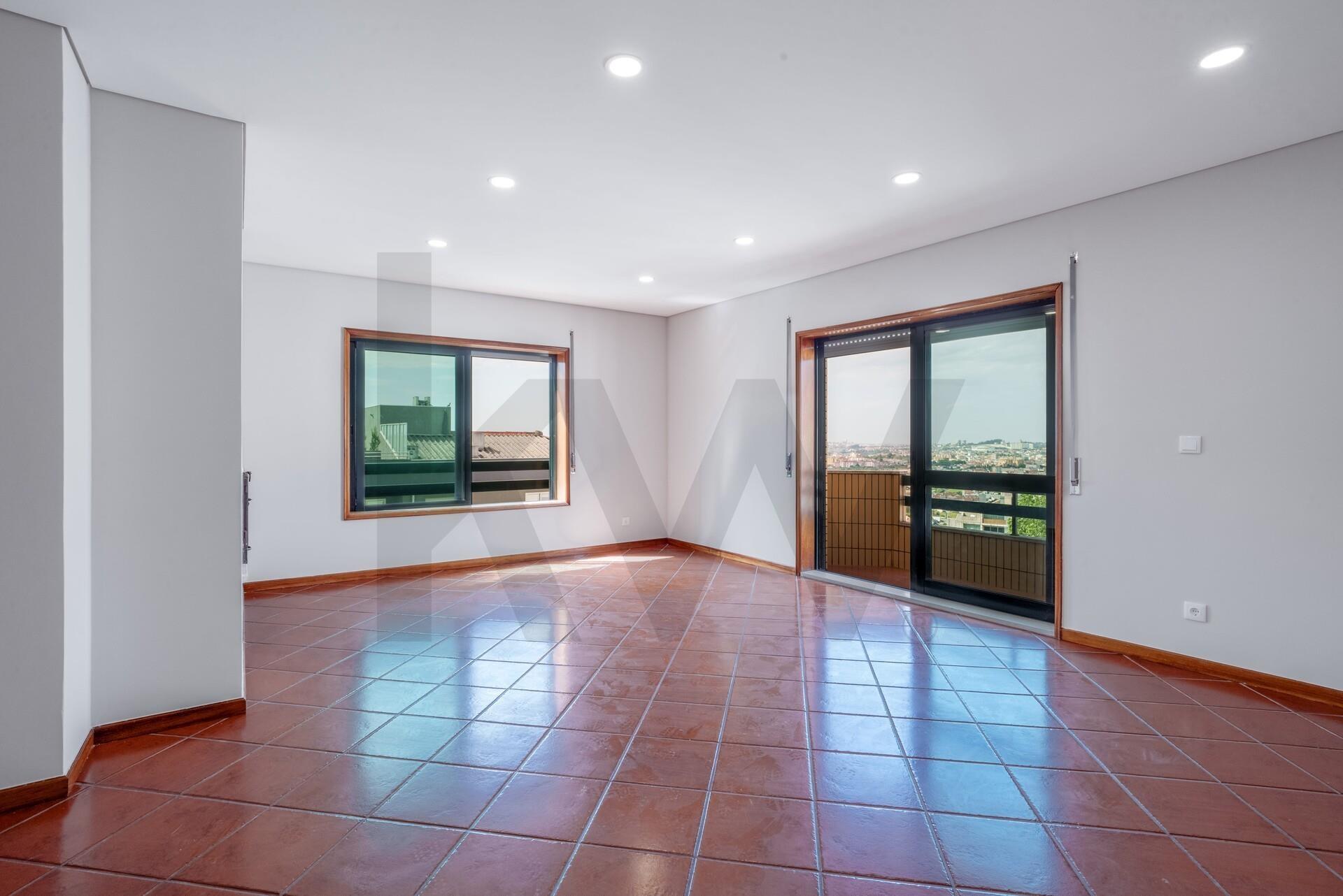 Apartamento T2 Renovado, com garagem e varandas em Baguim do Monte - Gondomar