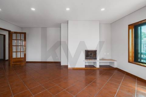 Apartamento T2 Renovado, com garagem e varandas em Baguim do Monte - Gondomar