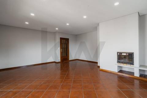Apartamento T2 Renovado, com garagem e varandas em Baguim do Monte - Gondomar