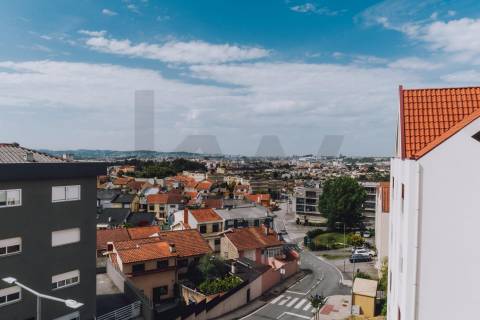 Apartamento T2 Renovado, com garagem e varandas em Baguim do Monte - Gondomar