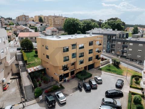 Apartamento T2 Renovado, com garagem e varandas em Baguim do Monte - Gondomar