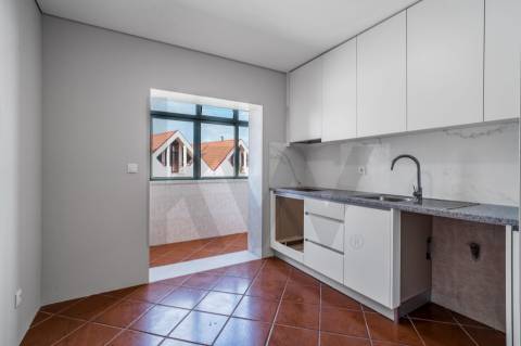 Apartamento T2 Renovado, com garagem e varandas em Baguim do Monte - Gondomar