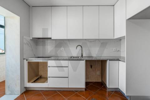Apartamento T2 Renovado, com garagem e varandas em Baguim do Monte - Gondomar