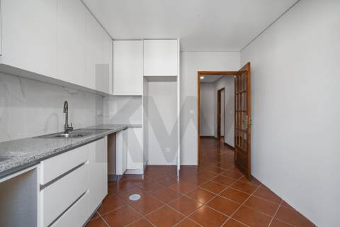 Apartamento T2 Renovado, com garagem e varandas em Baguim do Monte - Gondomar