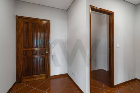 Apartamento T2 Renovado, com garagem e varandas em Baguim do Monte - Gondomar