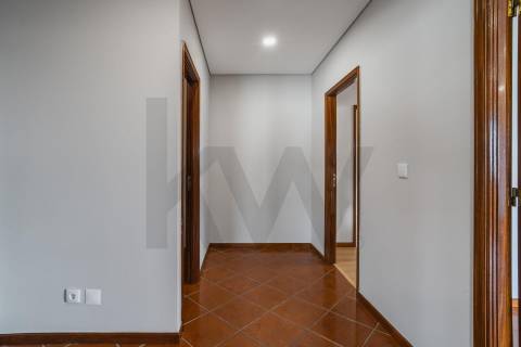 Apartamento T2 Renovado, com garagem e varandas em Baguim do Monte - Gondomar