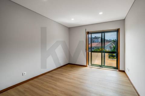 Apartamento T2 Renovado, com garagem e varandas em Baguim do Monte - Gondomar