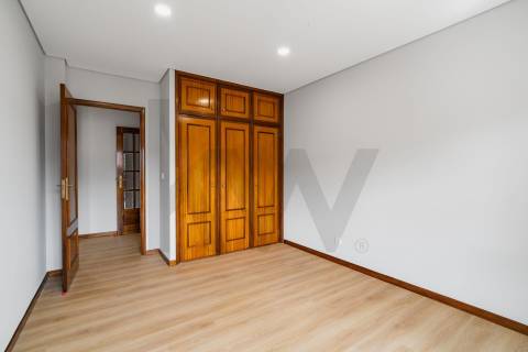 Apartamento T2 Renovado, com garagem e varandas em Baguim do Monte - Gondomar