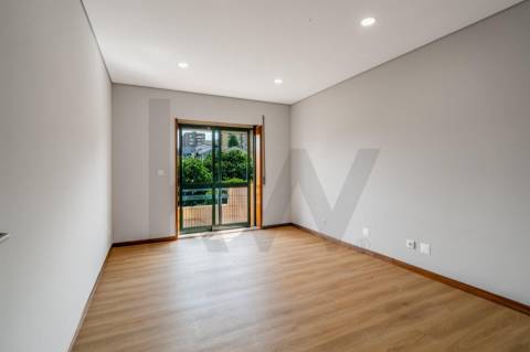 Apartamento T2 Renovado, com garagem e varandas em Baguim do Monte - Gondomar