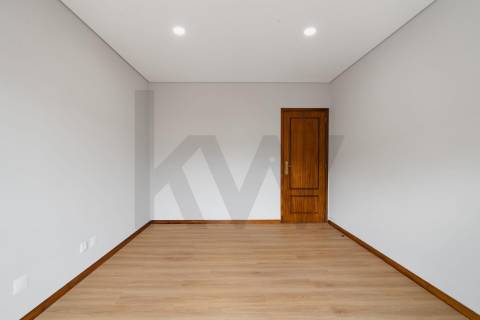Apartamento T2 Renovado, com garagem e varandas em Baguim do Monte - Gondomar