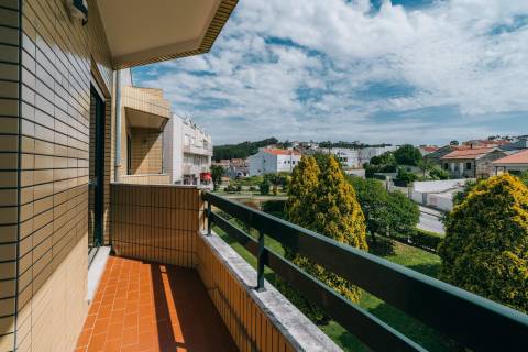Apartamento T2 Renovado, com garagem e varandas em Baguim do Monte - Gondomar