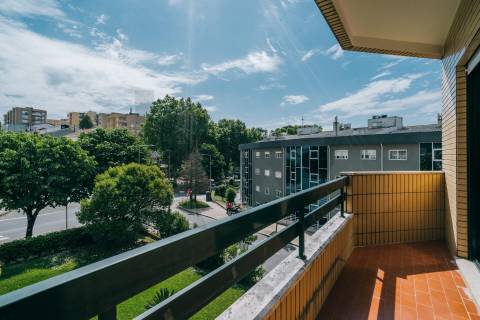 Apartamento T2 Renovado, com garagem e varandas em Baguim do Monte - Gondomar