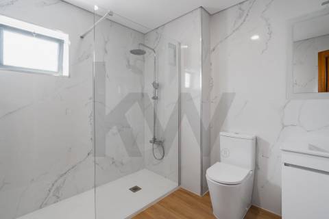 Apartamento T2 Renovado, com garagem e varandas em Baguim do Monte - Gondomar