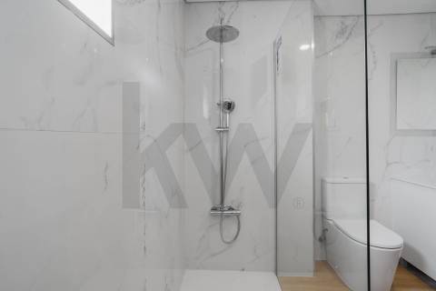 Apartamento T2 Renovado, com garagem e varandas em Baguim do Monte - Gondomar
