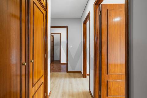 Apartamento T2 Renovado, com garagem e varandas em Baguim do Monte - Gondomar