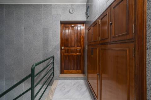 Apartamento T2 Renovado, com garagem e varandas em Baguim do Monte - Gondomar