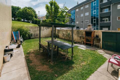Apartamento T2 Renovado, com garagem e varandas em Baguim do Monte - Gondomar