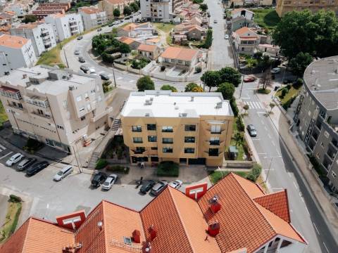 Apartamento T2 Renovado, com garagem e varandas em Baguim do Monte - Gondomar