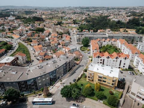 Apartamento T2 Renovado, com garagem e varandas em Baguim do Monte - Gondomar