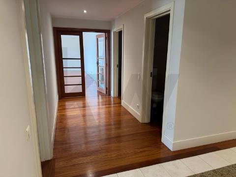T4 no Paço da Boa Nova: Vista Mar e Sala de 89 m²
