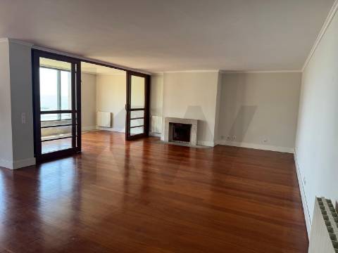 T4 no Paço da Boa Nova: Vista Mar e Sala de 89 m²