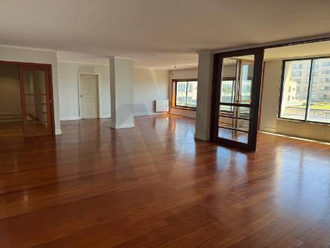 T4 no Paço da Boa Nova: Vista Mar e Sala de 89 m²