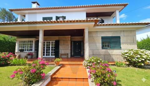  Arrendamento Andar de  Moradia T3,  com Jardim e Garagem Box, Próximo do Centro de Amarante