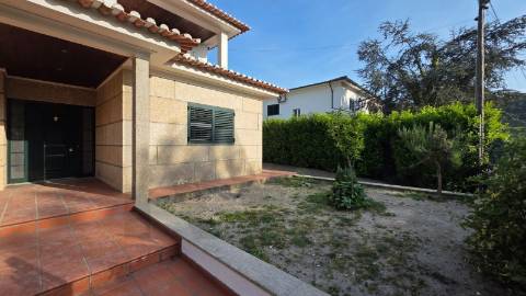  Arrendamento Andar de  Moradia T3,  com Jardim e Garagem Box, Próximo do Centro de Amarante