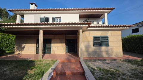  Arrendamento Andar de  Moradia T3,  com Jardim e Garagem Box, Próximo do Centro de Amarante