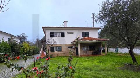  Arrendamento Andar de  Moradia T3,  com Jardim e Garagem Box, Próximo do Centro de Amarante