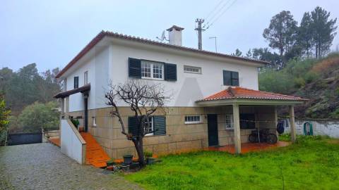  Arrendamento Andar de  Moradia T3,  com Jardim e Garagem Box, Próximo do Centro de Amarante