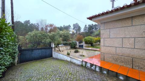  Arrendamento Andar de  Moradia T3,  com Jardim e Garagem Box, Próximo do Centro de Amarante