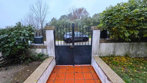  Arrendamento Andar de  Moradia T3,  com Jardim e Garagem Box, Próximo do Centro de Amarante